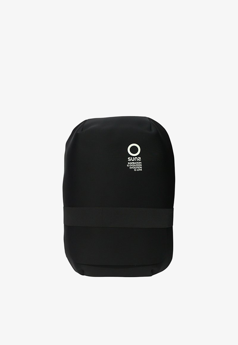 Zaino impermeabile nero con una texture liscia. Presenta una fascia centrale e un logo stampato bianco con testo. Forma rettangolare, angoli arrotondati.