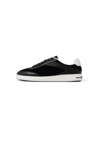Czarne sneakersy z połączenia zamszu i skóry, niskoprofilowy fason, biała podeszwa oraz czarne sznurówki z minimalnymi akcentami.