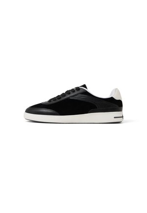 - Sneakersy niskie