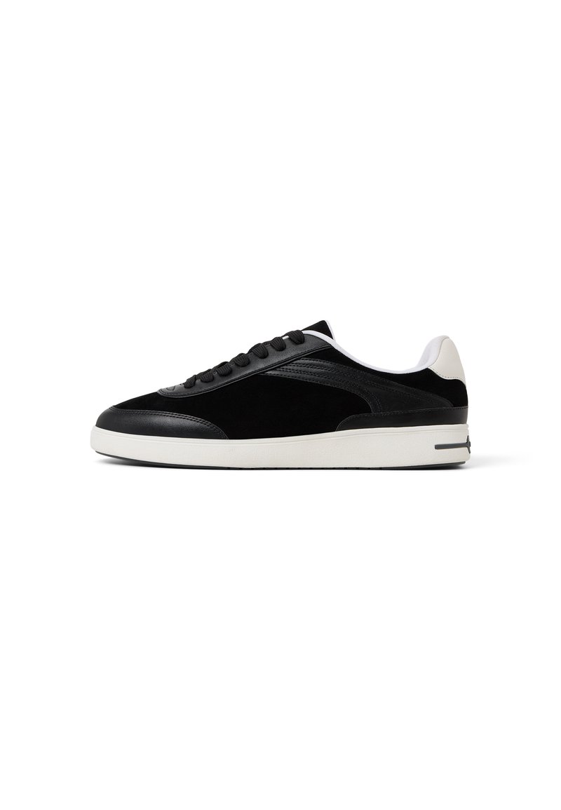 Czarne sneakersy z połączenia zamszu i skóry, niskoprofilowy fason, biała podeszwa oraz czarne sznurówki z minimalnymi akcentami.