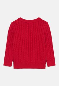 Pull en tricot rouge avec un motif de tricot torsadé, col, poignets et ourlet côtelés. La vue arrière met en avant le design texturé.