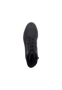 Botte en cuir noir à cheville avec un bout rond, surface texturée, lacets plats et fermeture éclair sur le côté. Semelle en caoutchouc avec un bord brun contrastant.