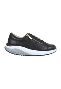 Baskets noires avec une tige en cuir texturé, accent en fermeture éclair dorée, lacets standards et semelle rembourrée blanche et grise.