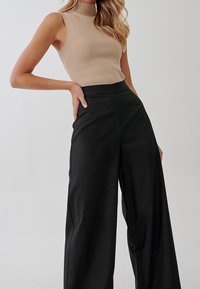 TUSSAH Kalhoty - black