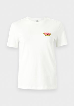 Λευκό κοντομάνικο μπλουζάκι με ένα μικρό γραφικό φέτας καρπούζι που χαμογελά στην αριστερή πλευρά του στήθους.