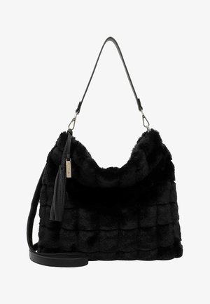 Sac à main en fausse fourrure noire avec un motif matelassé rectangulaire, détail de frange en cuir et bandoulière en cuir amovible.