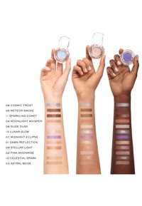 Trois bras de différentes teintes de peau présentent 12 nuances d'ombres à paupières swatchées du plus clair au plus foncé, chaque bras tenant un pot d'ombre à paupières d'une seule couleur.