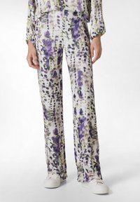 Luchtige, lichte broek van stof in een meerkleurig patroon met paarse, groene en witte tinten. Hoge taille met een losse pasvorm.