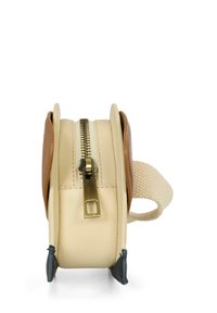 Pochette beige con zip, dettagli marroni, cerniera dorata e una tracolla in tessuto texture. Forma arrotondata con base blu navy e bordi leggermente rialzati.