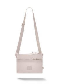 Borsa a tracolla beige con tessuto testurizzato, due compartimenti con zip e una lunga tracolla regolabile. Presenta un'etichetta di marca sul davanti.