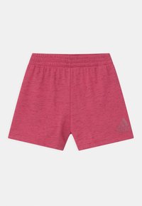 Rosa träningsshorts med resårmidja, tillverkade av texturerat tyg, med ett subtilt melerat mönster och en grå Adidas-logotyp på sidan.