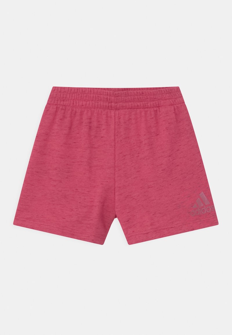 Rosa träningsshorts med resårmidja, tillverkade av texturerat tyg, med ett subtilt melerat mönster och en grå Adidas-logotyp på sidan.
