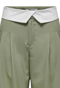 Pantaloni verde oliva con colletto bianco, vita pettinata, tasche laterali e texture liscia. Design semplice con linee pulite.