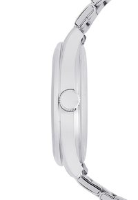 Montre en argent avec un boîtier élégant et arrondi, une couronne texturée et un bracelet en métal poli. La montre présente une finition lisse et un design minimaliste.