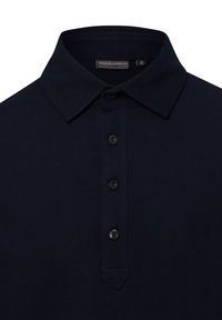 Marineblauw poloshirt met een gestructureerde kraag, drie zwarte knopen en een geweven stof. Etiket leest "Finshley & Harding." Minimalistisch ontwerp.