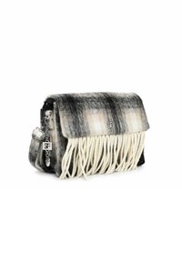 Borsa a mano a quadri bianco e nero realizzata in feltro, con dettagli in frange bianche e accenti in metallo argentato. Design compatto e rettangolare.