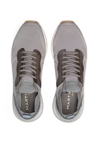 Zapatillas de malla gris con acentos de cuero marrón, punta redonda, diseño de cordones, forro de tela suave y suela de goma texturizada.