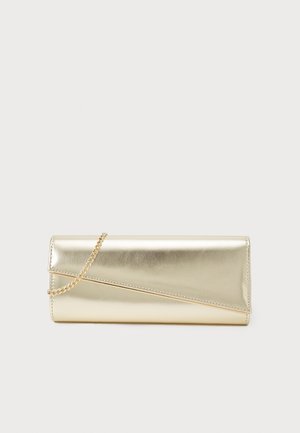 Metallinen kultainen suorakaiteen muotoinen clutch-laukku, jossa on vinokansi ja ohut kultaketju, valkoista taustaa vasten.