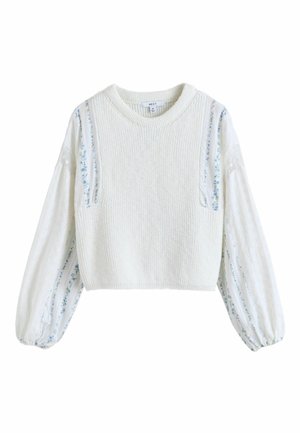 Pulover alb tricotat, scurt, cu mâneci lungi din material transparent, decorate cu dungi albastre florale delicate și manșete strânse.
