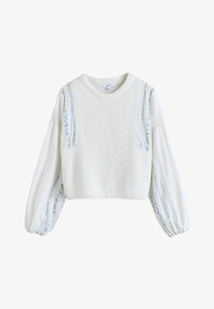 Biały, krótki sweter z dzianiny z przezroczystymi długimi rękawami ozdobionymi delikatnymi niebieskimi kwiatowymi paskami i marszczonymi mankietami.