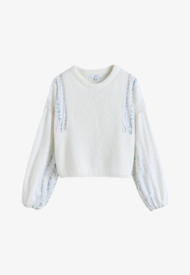 Pulover alb tricotat, scurt, cu mâneci lungi din material transparent, decorate cu dungi albastre florale delicate și manșete strânse.