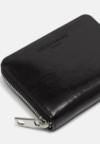 Portefeuille en cuir noir avec fermeture éclair, doté d'une surface texturée et d'un logo en relief. Accent en métal argenté pour la fermeture éclair et les accessoires. Forme rectangulaire.