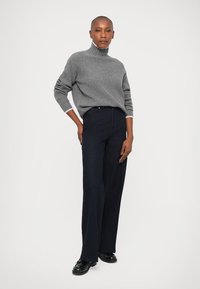 sandro PULL COL ROULE CABLES ET RAYURES - Pulóver - gris