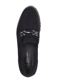 Zwarte suède herenloafer met zilveren metalen gespdecoratie en ronde neus, van bovenaf bekeken.