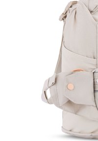 Rucsac bej dintr-un material texturat, cu o curea reglabilă, un buzunar lateral și un buton accent rotund. Designul este compact și funcțional.