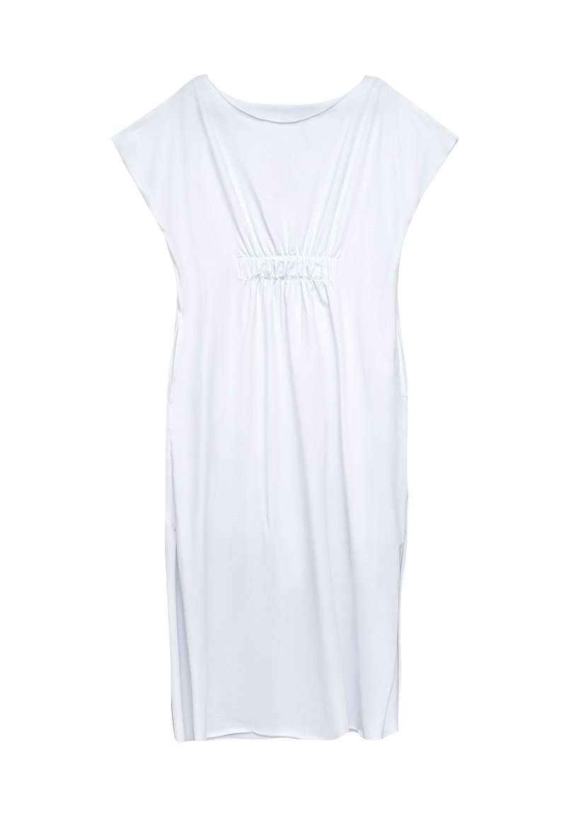 Biała, krótko rękawowa sukienka z okrągłym dekoltem i marszczonym paskiem w talii. Wykonana z gładkiej tkaniny o luźnym kroju i bocznych rozporkach.