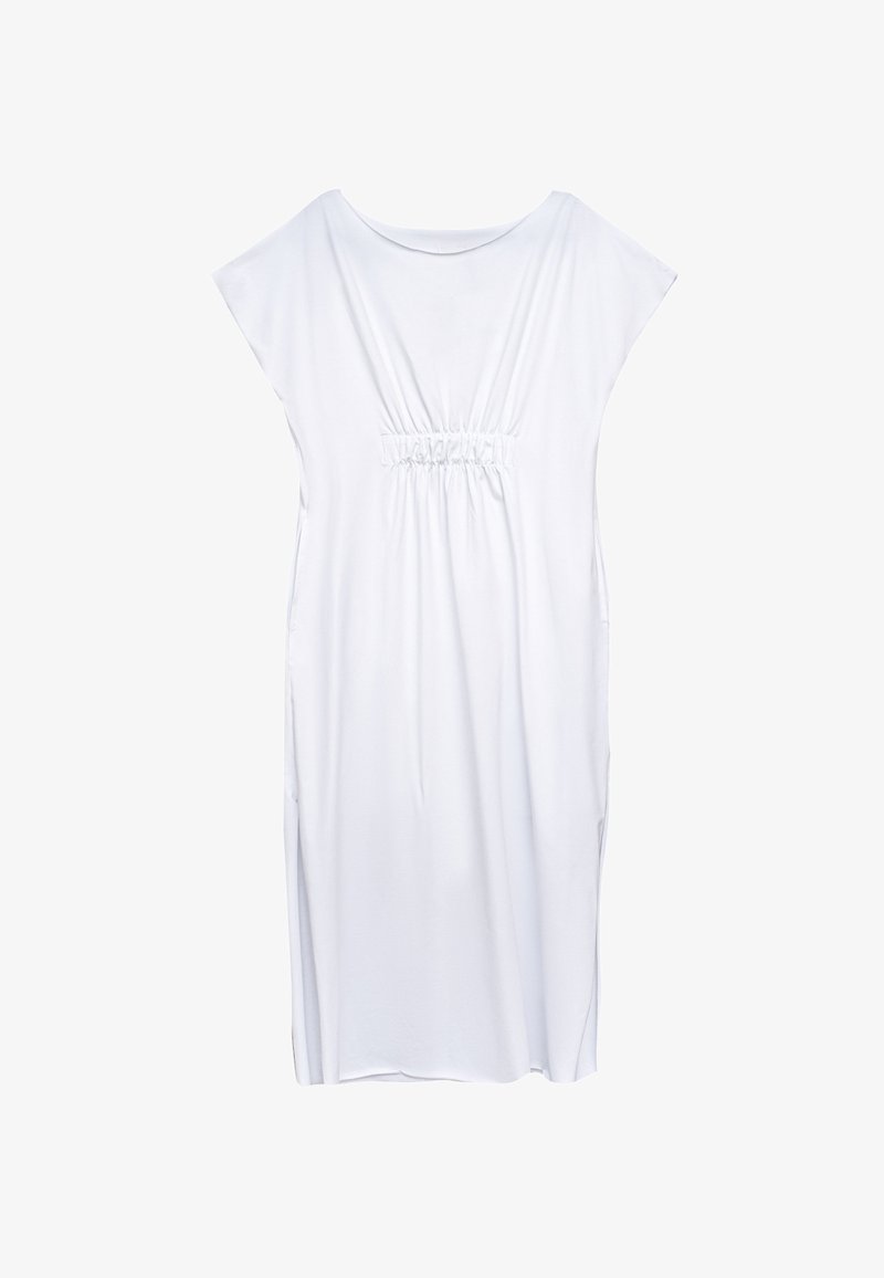 Biała, krótko rękawowa sukienka z okrągłym dekoltem i marszczonym paskiem w talii. Wykonana z gładkiej tkaniny o luźnym kroju i bocznych rozporkach.
