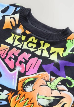 Zwarte sweatshirt met levendige, multikleurige grafische prints, voorzien van gedurfde tekst en monster motieven. Ribgebreide halslijn en zachte stoftextuur.