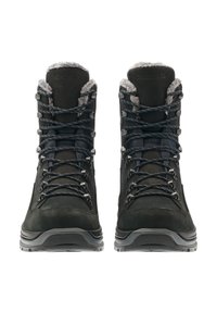 Stivali da trekking neri con lacci, con tomaia in suede e tessuto, colletto in pelliccia sintetica grigia, suola robusta e dettagli in metallo argentato sui lacci.