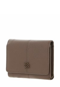 Portefeuille compact en cuir taupe avec surface texturée, couture centrale et petit emblème décoratif sur le rabat avant.