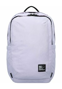 Sac à dos violet clair avec des zips et des accents noirs, de forme rectangulaire, texture en tissu et un logo de marque visible sur le côté.