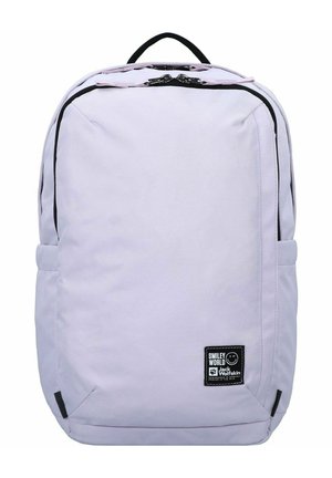 Hellblauer Rucksack mit schwarzen Reißverschlüssen und Akzenten, rechteckige Form, Stofftextur und einem sichtbaren Markenlogo-Patch an der Seite.