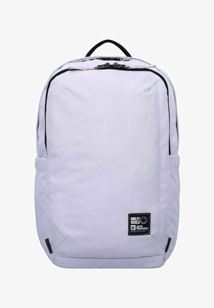 Sac à dos violet clair avec des zips et des accents noirs, de forme rectangulaire, texture en tissu et un logo de marque visible sur le côté.