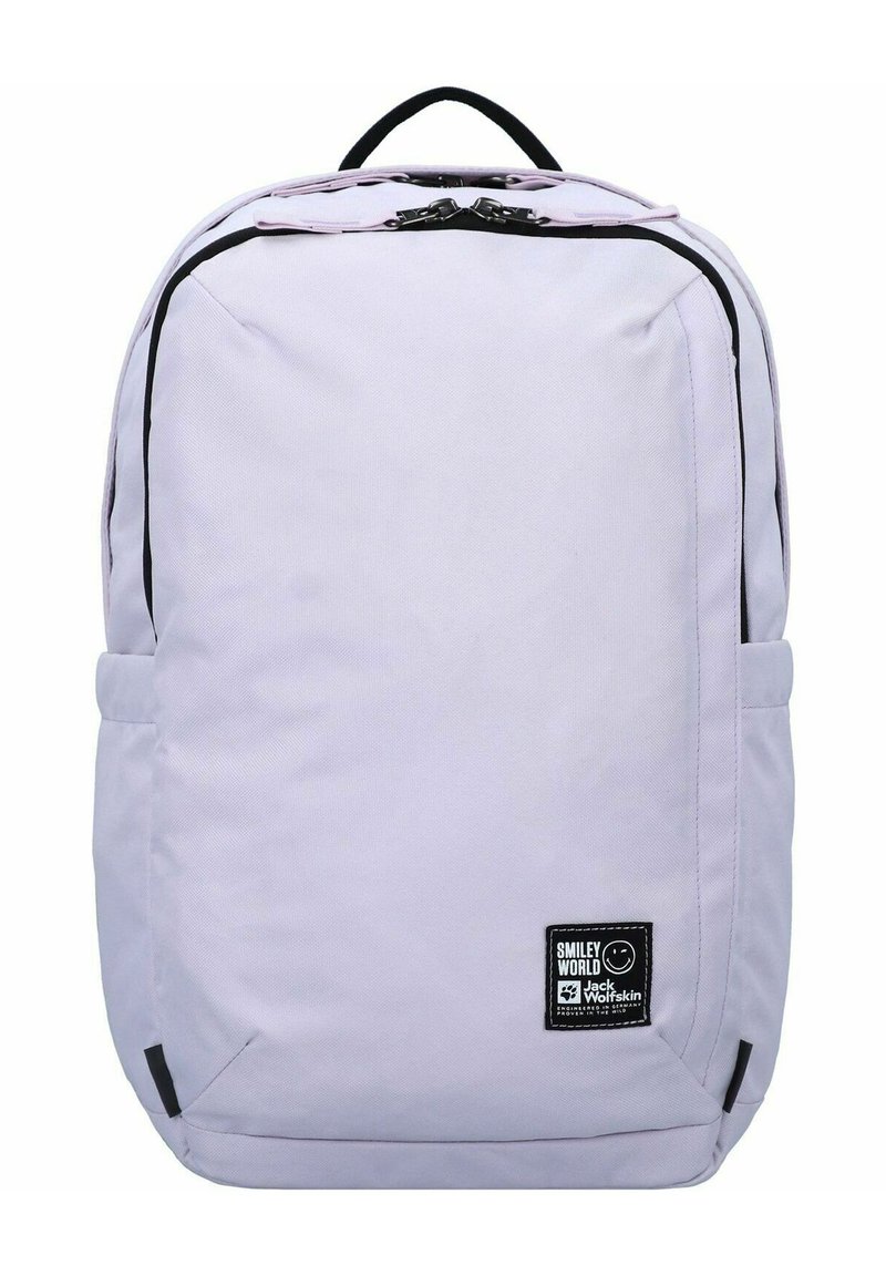 Sac à dos violet clair avec des zips et des accents noirs, de forme rectangulaire, texture en tissu et un logo de marque visible sur le côté.