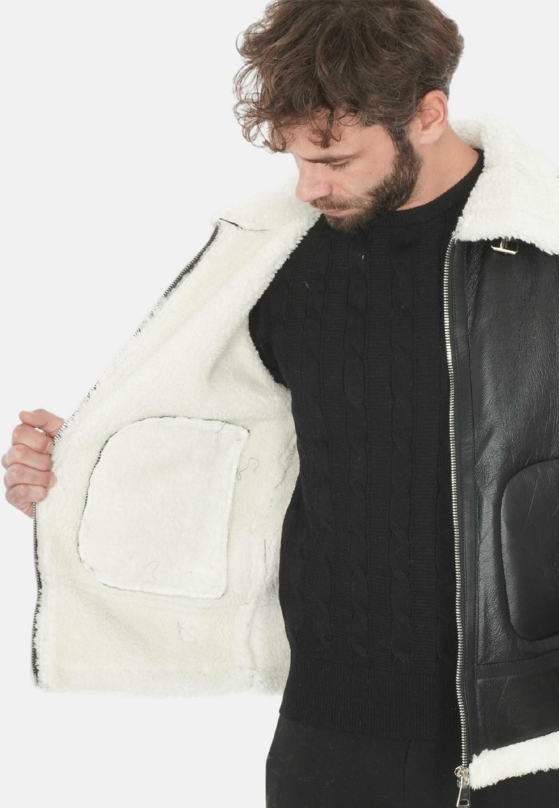 Giubbotto Montone Uomo Ciabalù - In Simil Camoscio Nero, Interno Eco-pelliccia, Slim Fit, Stile Aviatore Con Zip E Tasche Laterali