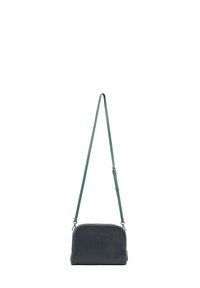 Sac en cuir noir en bandoulière de forme arrondie, avec une sangle ajustable verte et des accessoires en métal argenté. Dispose d'une fermeture éclair et d'une finition texturée.