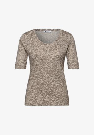 Beżowa koszula z krótkim rękawem i zaokrąglonym dekoltem, zdobiona wzorem w cętkowaną panterę w kolorze taupe, przedstawiona na białym tle.