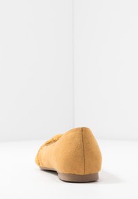 Dorothy Perkins Baleríny s otevřenou špičkou - yellow