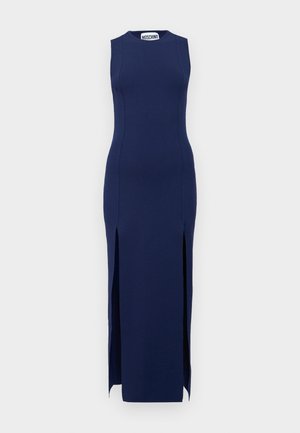 Sötétkék ujj nélküli ruha, amely testhezálló fazonú, oldalsó hasítékokkal és kerek nyakkivágással rendelkezik, rugalmas anyagból készült. A márkajelzés a nyaknál látható.