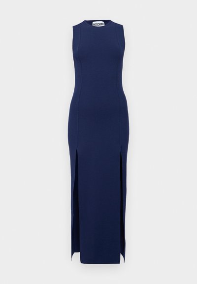 Sötétkék ujj nélküli ruha, amely testhezálló fazonú, oldalsó hasítékokkal és kerek nyakkivágással rendelkezik, rugalmas anyagból készült. A márkajelzés a nyaknál látható.