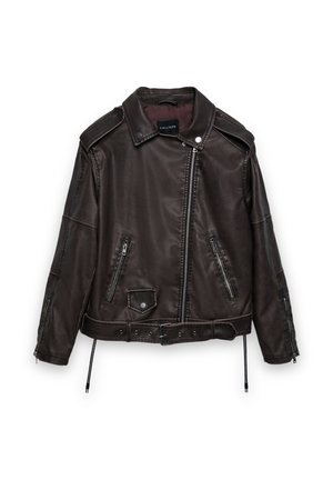 Braune Leder-Bikerjacke mit Reißverschluss, Schulterklappen, Reißverschlusstaschen und einem taillierten Gürtel. Glatte Textur und kurz geschnittenes Design.