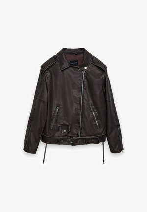 Braune Leder-Bikerjacke mit Reißverschluss, Schulterklappen, Reißverschlusstaschen und einem taillierten Gürtel. Glatte Textur und kurz geschnittenes Design.