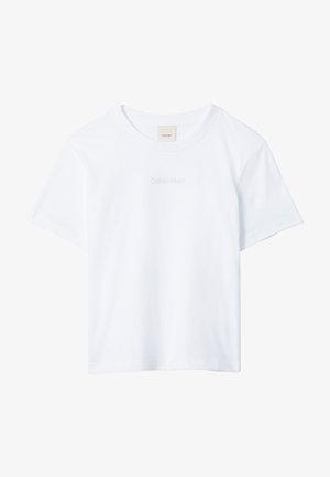 Tricou alb cu mânecă scurtă și gât rotund, cu logo-ul „Calvin Klein” fin brodat pe piept și etichetă în interiorul gulerului.