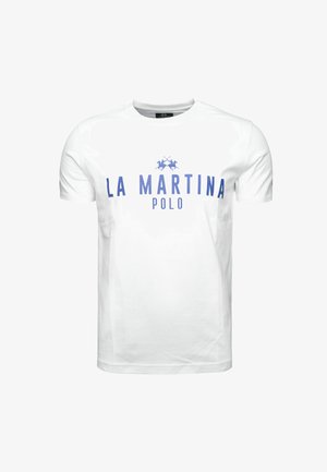 Camiseta blanca de manga corta hecha de algodón con un logo azul de "LA MARTINA" que presenta un motivo de polo y la palabra "POLO" debajo en azul.