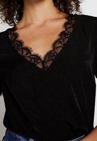 Noisy May Camicetta - black