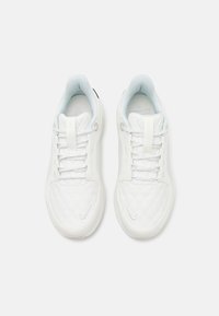 Hvide sneakers med et quiltet mønster, struktureret overdel, flade snørebånd, polstret krave og en diskret logo-detalje på siden.
